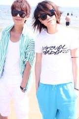 组图：金韩一李巍海边寻创作灵感 感受夏日清凉