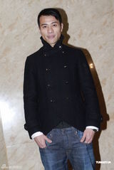 吴京迷彩服示人成焦点 梁汉文假期偷闲看足球(组图)