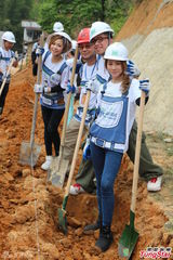 组图：邓丽欣行善亲自为村民建家园