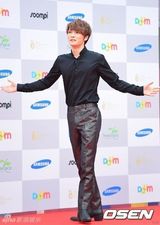 组图：金在中红毯脱衣吐舌逗粉丝 获奖感谢自己