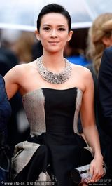 组图：章子怡灰墨裹胸裙走红毯妆容精致