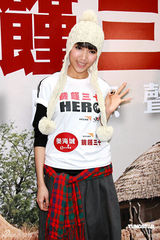 幻灯图：陈伟霆化身“饥馑天使” 与邓丽欣踢毽跳绳