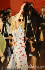 组图：《W.E》首映 麦当娜裙装娇嫩金发红唇美艳