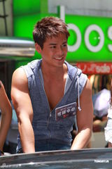 组图：罗仲谦与众美女豪车登场 选女友排除外国人