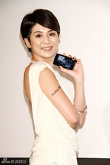 幻灯图集：杨采妮白色晚装出镜 大秀窈窕玉背