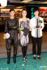 组图：容祖儿亮相双眼满布血丝 坦言压力大导致失眠