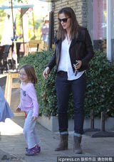 组图：詹妮弗-加纳带爱女出街与媒体玩互拍