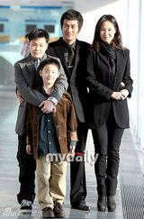 幻灯图集：崔民秀出席新剧新闻发布会 全家总动员