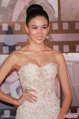 组图：张蓝心抹胸鱼尾长裙大秀纤长身材