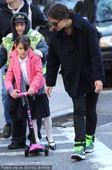 组图：小苏瑞街头玩滑板车 凯蒂贴身保护显母爱