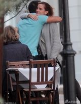 组图:艾玛-沃特森与帅导演密会 亲密贴面显暧昧