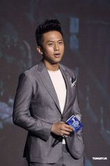 组图：《四大名捕》邓超搞怪刘亦菲学狗叫