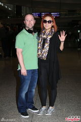 组图：老牌歌手李蕙敏与新婚外籍丈夫甜蜜返港