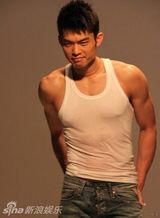 幻灯图：林丹半裸登杂志封面 眼神冷酷笑中显霸气