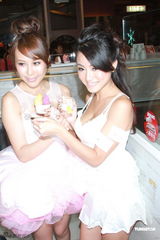 组图：黄榕与靓模玩雪糕涂胸 饱满双峰诱人垂涎