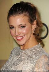 组图：娜奥米夫妇恩爱现身派对 Maggie Q造型酷