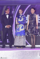 组图：杨丽萍现身国际论坛 着“龙袍”冷艳霸气