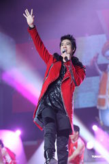 高清组图：众星红衣喜庆飚歌 林依晨吴尊羞涩同台