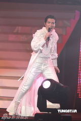 组图：萧敬腾唱《black or white》 向杰克逊致敬