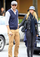 组图：莱弗利与雷诺兹牵手逛街 情侣装甜蜜登对