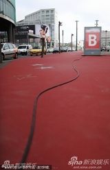 高清组图：柏林电影宫外忙碌不停 工作人员紧张布置