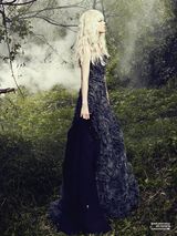 组图：韩佳仁变身白发女神 雾气缭绕散发神秘魅力