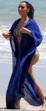 组图：卡戴珊泰国海滩度假 比基尼难掩丰乳肥臀