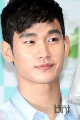 组图：金秀贤帅气亮相见面会 庆新片大卖