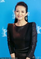 组图：章子怡铆钉高肩皮裙高贵亮相发布会