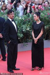 组图：姜文携妻子周韵亮相红毯 展现迷人微笑