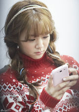 高清图：Kara牵手李民基拍冬装海报默契似情侣