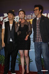 高清组图：钟镇涛带病力撑新片 咬牙搞怪扮晕倒