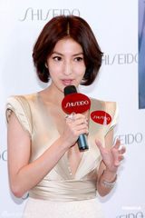 幻灯图：杨谨华性感半球代言 丁子高为其加冕献花