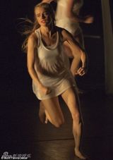 组图：哈里王子绯闻女友毕业秀薄纱蔽体似凯特