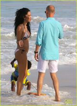 组图：时尚女皇吉莫拉胸器傲人 与男友海滩热吻