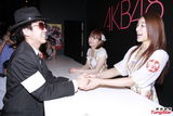 组图：AKB48两成员访港 碎花短裙清新甜美