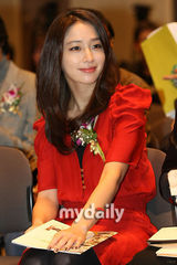 组图：韩国影评家协会电影颁奖 姜东元李敏贞捧奖