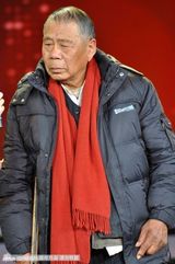 组图：海派春晚录制 黄晓明为“修鞋老爷爷”穿鞋