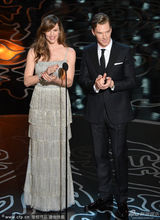 组图：詹尼佛-加纳与“卷福”本尼迪克特颁奖