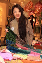 组图：谢婷婷做慈善学编织 挺张柏芝非票房毒药