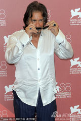 组图：《王尔德-莎乐美》发布会 导演获查斯坦献吻