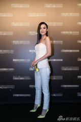 组图：小宋佳帅气亮相活动 蓝绿色头发时尚抢镜