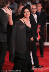 组图：《炎夏》发布会 贝鲁奇裹身黑裙秀玲珑曲线
