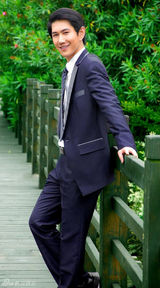 组图：何明翰雅致写真彰显男人高贵风范