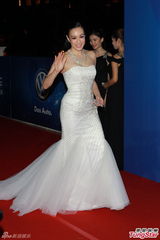 组图：华鼎奖红毯巨星闪耀 妮可刘晓庆斗艳