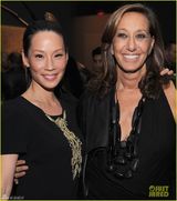 组图：43岁刘玉玲马尾黑裙尽显干练