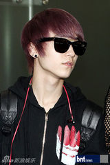 组图：SHINeeTEENTOP亮相机场 赴新参加演出