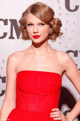 高清组图：泰勒-斯威夫特性感红裙亮相庆功宴