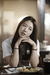 组图：《继承者们》李敏镐朴信惠情侣装约会