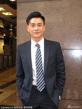 黄宗泽自曝被百人围攻乱摸 否认搭胡杏儿好友